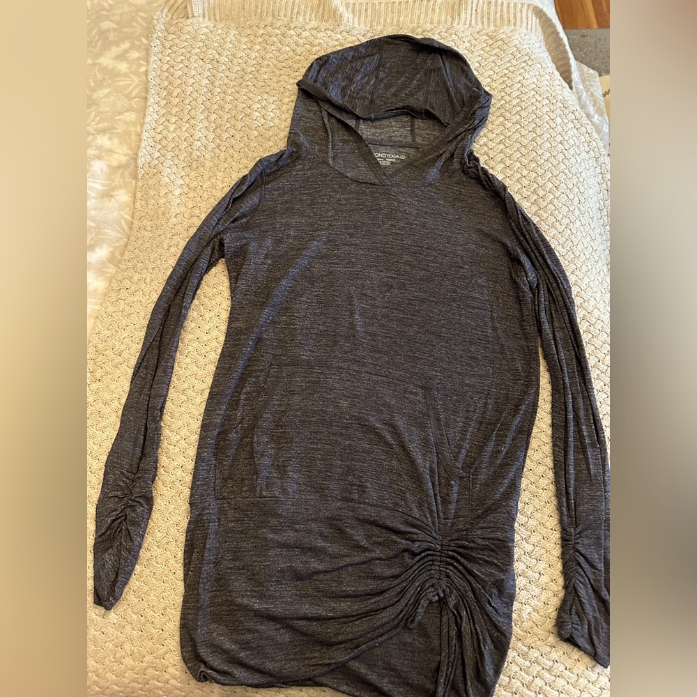 Beyond Yoga long sleeve hooded top in slate gray. Small